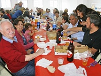 Compartiendo y disfrutando de la comida.