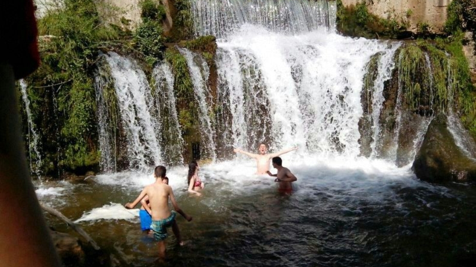 Jóvenes en la cascada