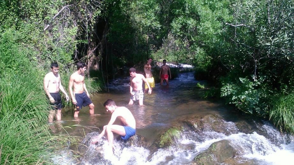 Jóvenes bañandose